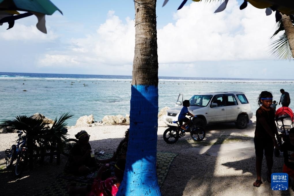 1月20日，當(dāng)?shù)厝嗽阼斠惶幒┬蓍e娛樂。新華社記者 王申 攝