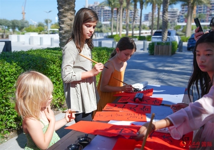 小朋友體驗(yàn)書法創(chuàng)作。人民網(wǎng) 塔里克·易卜拉欣攝