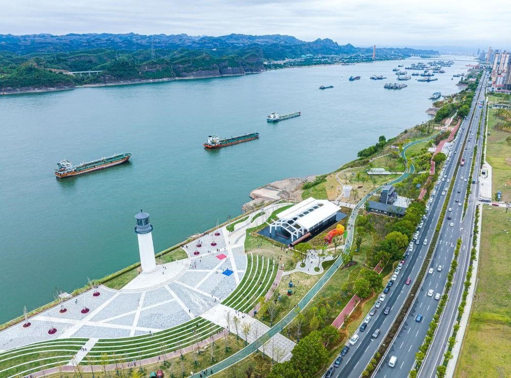 △湖北宜昌市濱江公園燈塔廣場(chǎng)。該廣場(chǎng)是在實(shí)施岸線復(fù)綠等綜合措施后，由老舊碼頭改造而成。