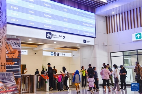 1月24日，在印度尼西亞雅加達(dá)哈利姆站候車大廳，乘客刷票前往站臺。新華社記者 徐欽 攝