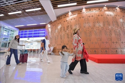 1月24日，在印度尼西亞雅加達(dá)哈利姆站，乘客在候車大廳內(nèi)行走。新華社記者 徐欽 攝