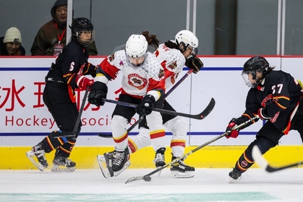 雙方球員爭搶。中國冰球協(xié)會供圖