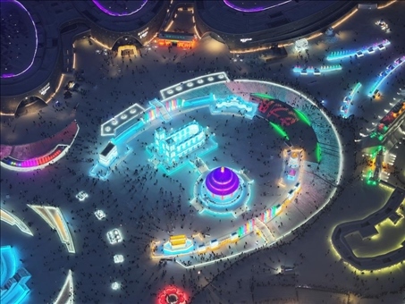 這是2023年12月27日在哈爾濱冰雪大世界拍攝的以巴黎圣母院和北京天壇為核心的冰建景觀群。