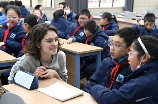  2023年12月18日，在西安新城區(qū)后宰門小學進行的中法校園文化周法語語言沙龍上，西安法語聯(lián)盟的老師與學生進行互動。新華社記者 劉瀟 攝