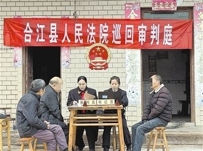  圖②：巡回審理現(xiàn)場。