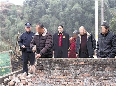  圖③：庭審結(jié)束后，在法官的見證下，陳某在院壩邊重新開鑿一條通道。