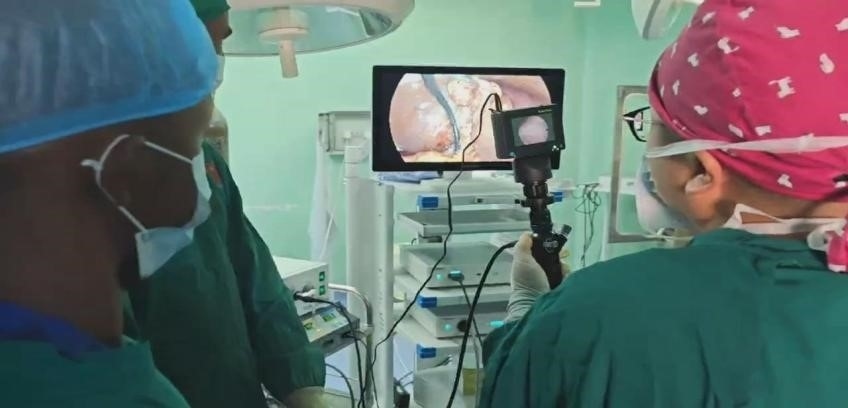 吳巍醫(yī)生（右一）在開展雙鏡聯(lián)合手術。中國援桑醫(yī)療隊供圖