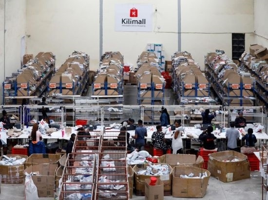 2023年11月11日，在肯尼亞姆洛隆戈，Kilimall員工在倉(cāng)庫(kù)內(nèi)工作。新華社記者 李亞輝 攝