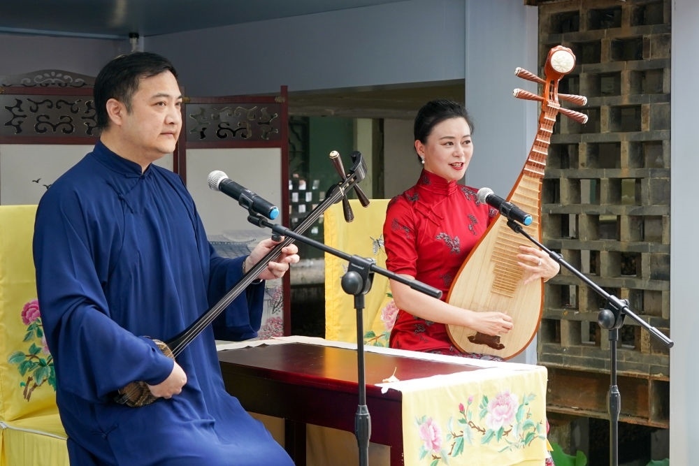 評(píng)彈藝人在蘇州平江路上的一家評(píng)彈店內(nèi)進(jìn)行表演（2023年7月7日攝）。新華社記者 李博 攝