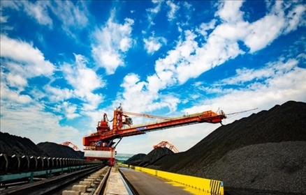 國家能源集團黃驊港煤堆場堆料機正在作業(yè)。受訪者供圖