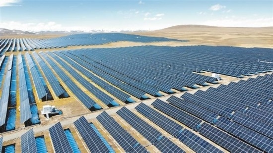 西藏華電色尼區(qū)12萬千瓦光伏發(fā)電項目電力保供項目航拍。趙書彬攝