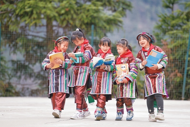 位于貴州省黔東南苗族侗族自治州從江縣大山深處的西山鎮(zhèn)中寨教學(xué)點(diǎn)，是一所全校均為瑤族學(xué)生的“微小學(xué)”。近年來(lái)，隨著教學(xué)條件逐漸改善，學(xué)校發(fā)生了翻天覆地的變化。圖為2023年2月16日，領(lǐng)到新書(shū)的瑤族學(xué)生在一起交流。 新華社記者 楊文斌/攝