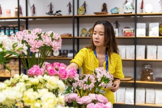 2023年7月1日，在位于湖南省長(zhǎng)沙市的湖南高橋大市場(chǎng)，中非經(jīng)貿(mào)博覽會(huì)常設(shè)展館展區(qū)肯尼亞館工作人員在整理產(chǎn)自非洲的鮮花。新華社記者 陳思汗 攝