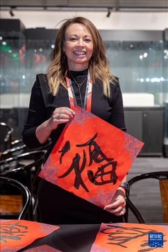 1月28日，在上海豫園舉行的民俗活動上，美國馬斯卡廷初中校長珍妮弗·李·弗里德利展示自己寫下的“?！弊?。 新華社記者 王翔 攝