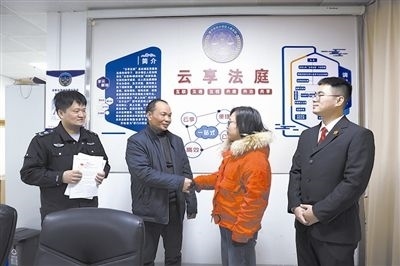  圖②：雙方當(dāng)事人達(dá)成調(diào)解協(xié)議，握手言和。