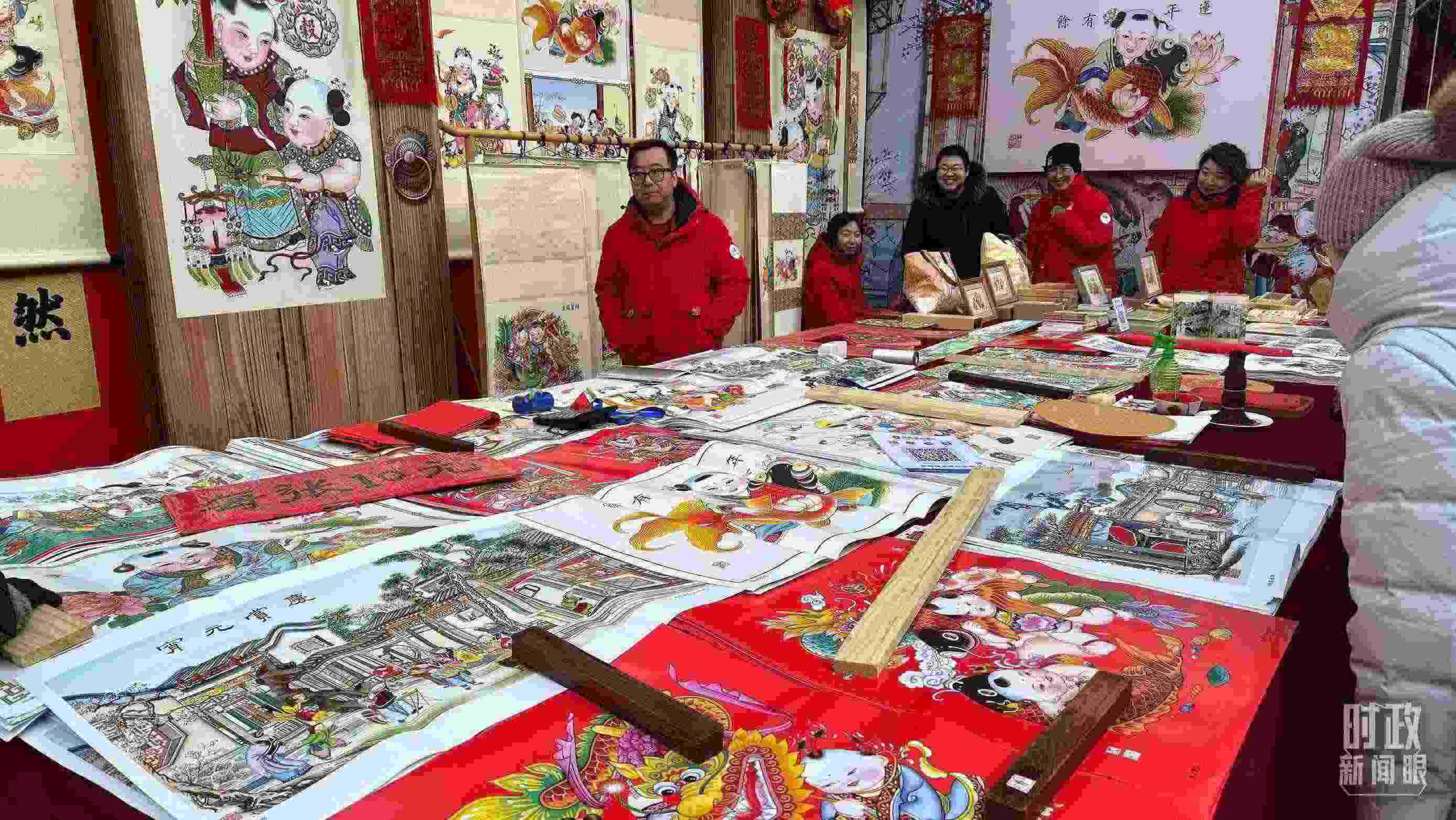 △市民們正在天津古文化街選購年畫。（總臺央視記者黎兵拍攝）