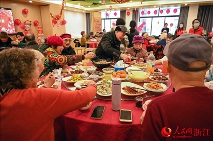 老人們享用公益年夜飯。人民網(wǎng)記者 葉賓得攝