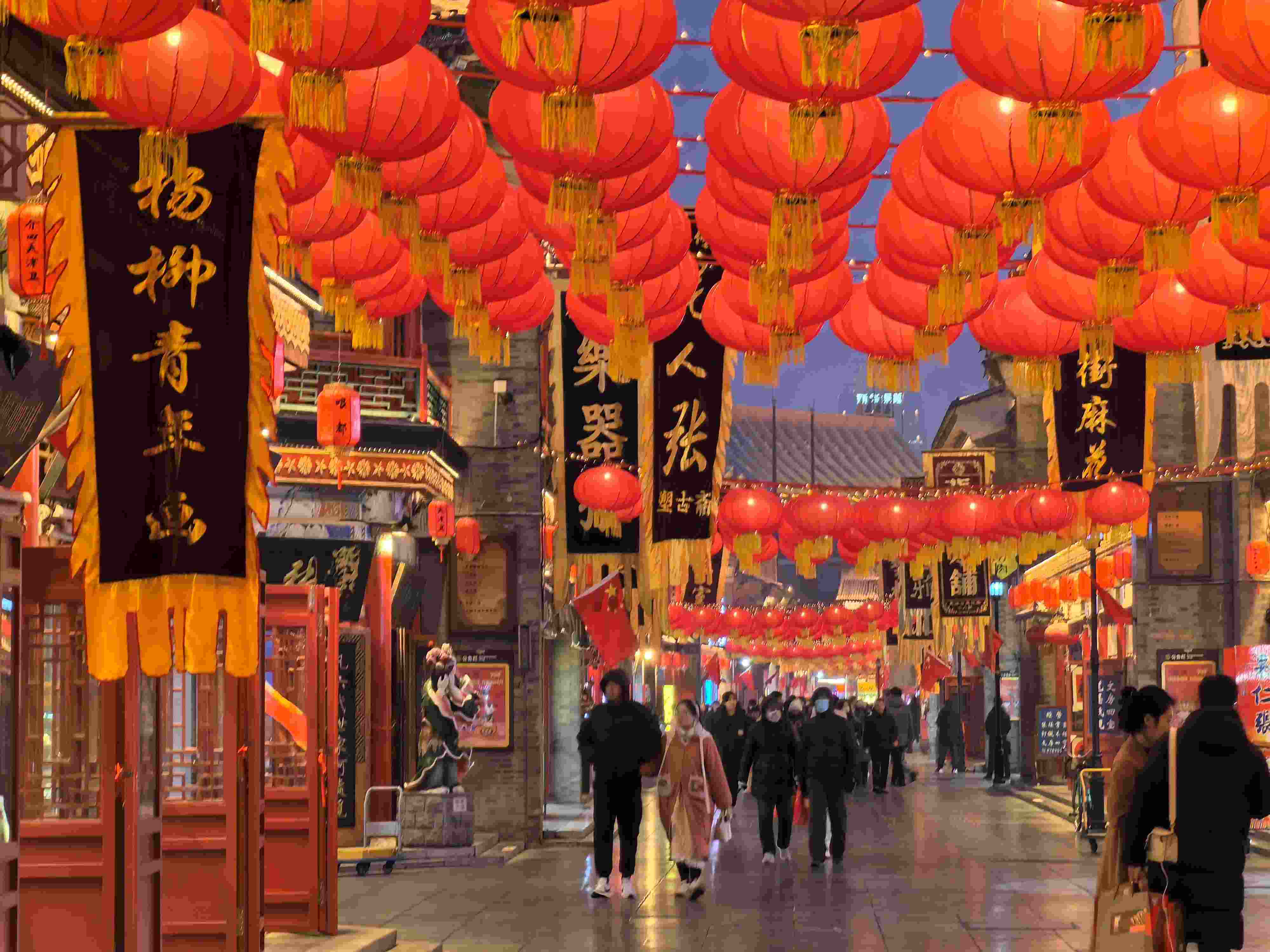 △春節(jié)臨近，古文化街上年味兒漸濃。（總臺央廣記者潘毅拍攝）