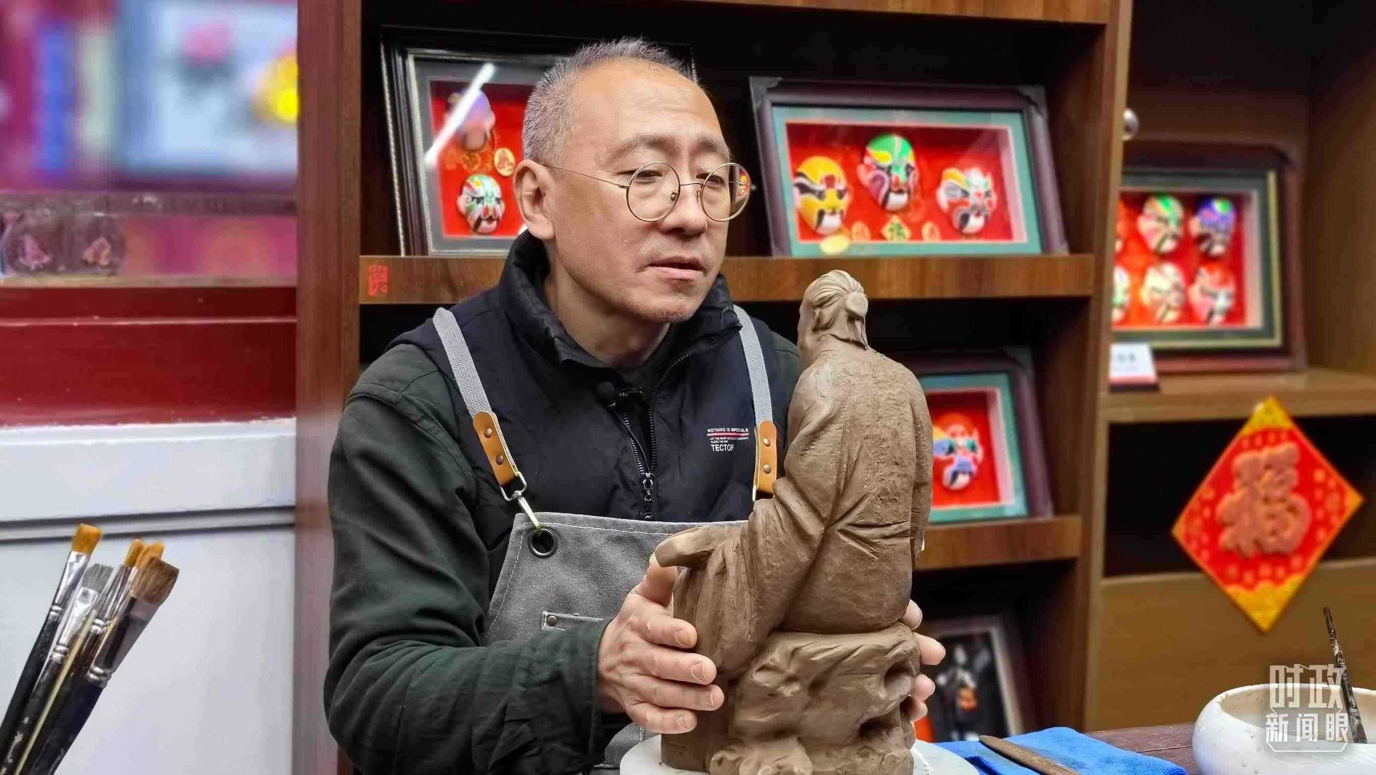 △“泥人張”的匠人正在雕塑。（總臺央視記者潘毅拍攝）
