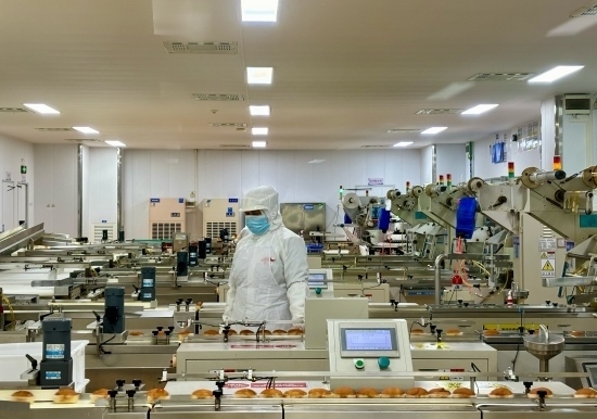 盼盼5G智慧工廠生產(chǎn)線正在進(jìn)行產(chǎn)品質(zhì)檢。人民網(wǎng)記者 金慧慧攝