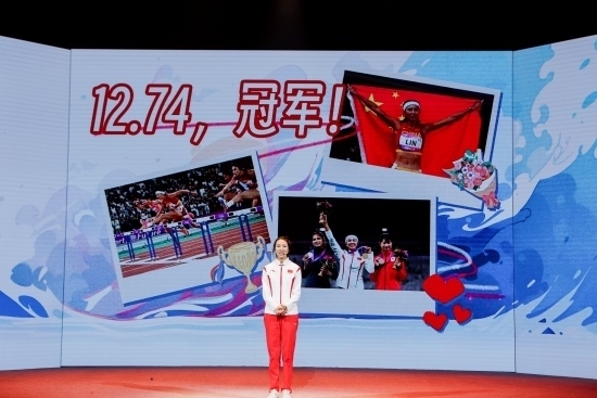 “何以中國·向海泉州”網(wǎng)絡(luò)主題活動現(xiàn)場，林雨薇講述奪冠經(jīng)歷。泉州廣播電視臺供圖