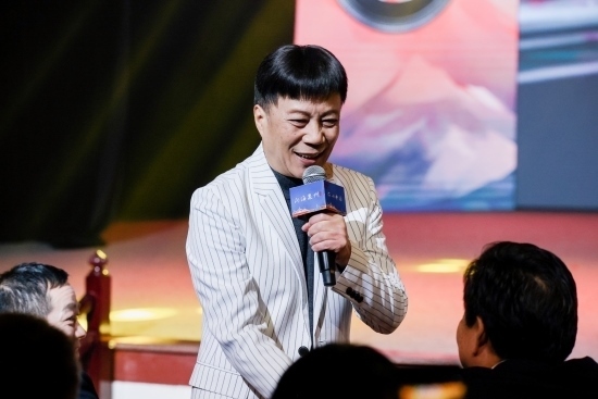 “何以中國·向海泉州”網(wǎng)絡(luò)主題活動(dòng)現(xiàn)場，陳百潭演出時(shí)與觀眾互動(dòng)。泉州廣播電視臺(tái)供圖