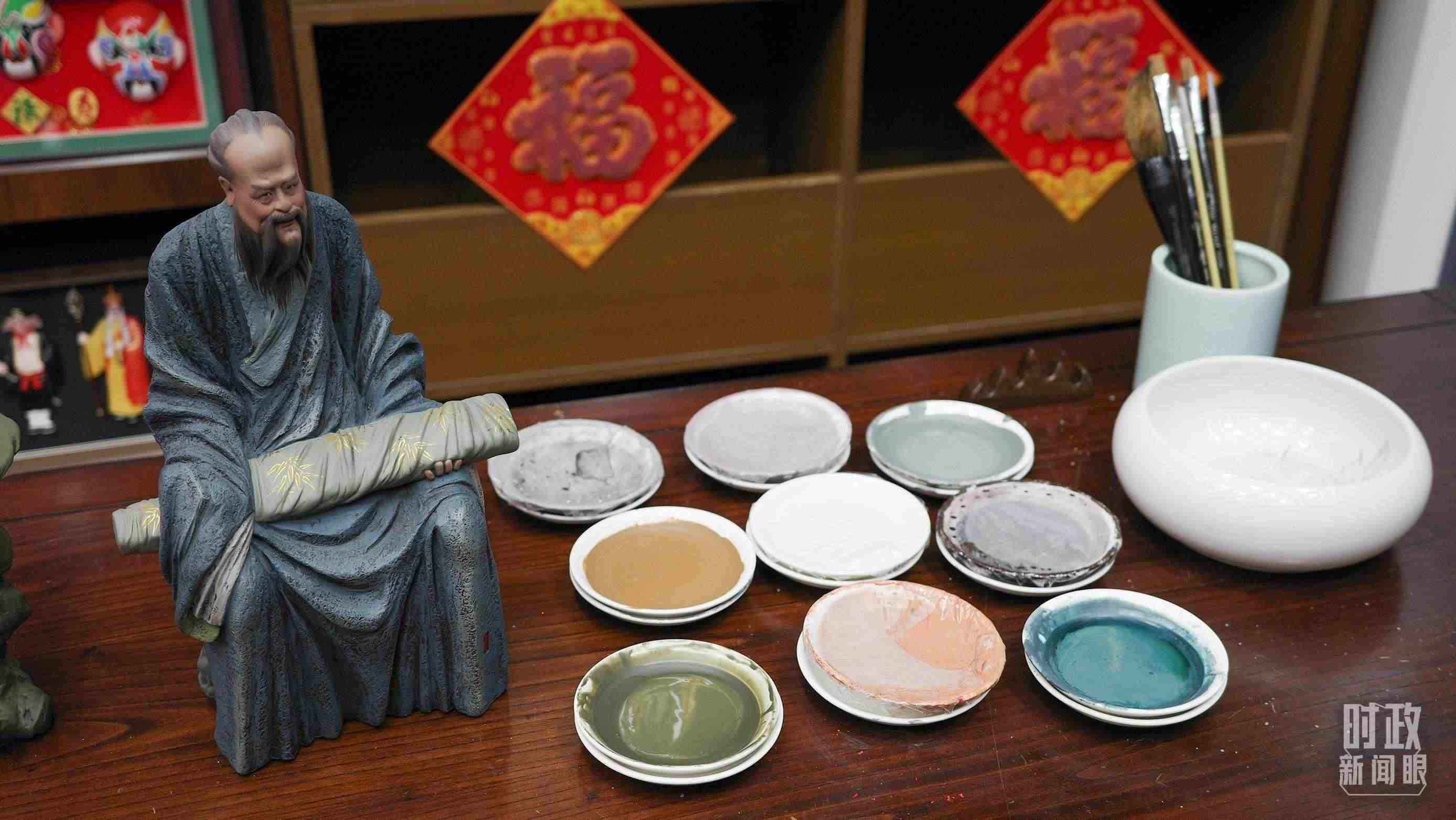 △天津古文化街，泥人張店鋪的上色顏料展示。（總臺央視記者覃思拍攝）