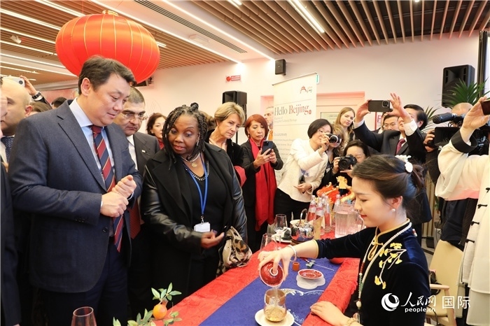 到訪嘉賓欣賞中國茶藝并品茶。 