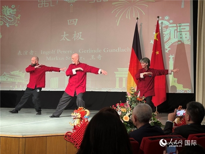 太極，表演者：Ingolf Peters、Gerlinde Gundlach、Markus Stüber