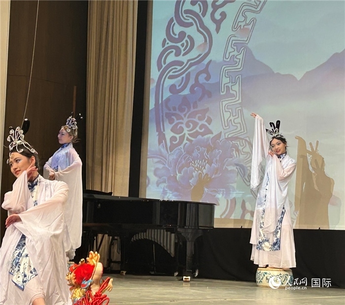 舞蹈《青花瓷》，表演者：德國(guó)中歐文化藝術(shù)交流協(xié)會(huì)