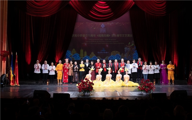 圖為韓大使、羅政府高官與泉州藝術(shù)團演員合影。中國駐羅大使館文化處供圖。