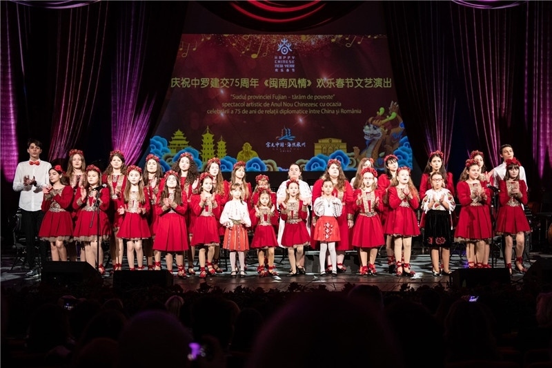 圖為羅小快板兒童合唱團在演唱中文歌曲。 中國駐羅大使館文化處供圖。