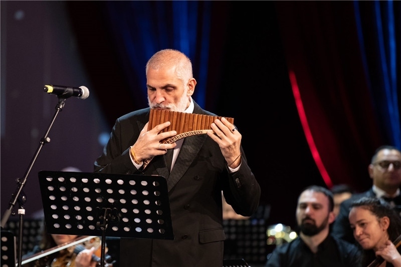 圖為著名排簫大師達米安·德拉吉奇在領(lǐng)銜演奏中國經(jīng)典曲目。 中國駐羅大使館文化處供圖。