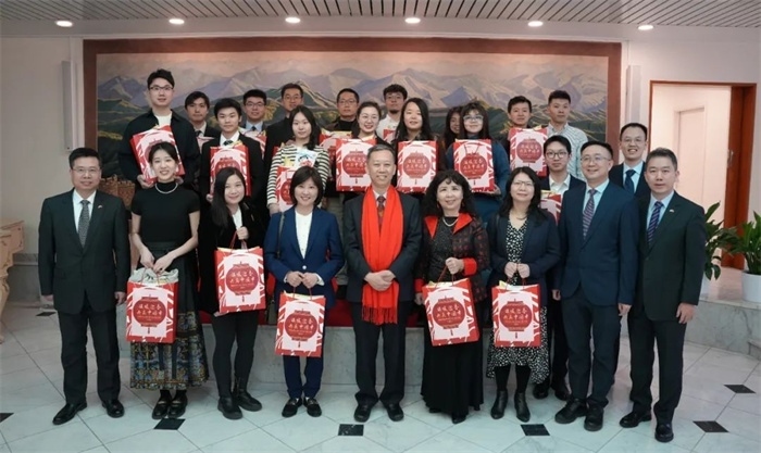 中國駐瑞典大使館崔愛民與留學(xué)生代表和華校負(fù)責(zé)人合影。 中國駐瑞典大使館供圖