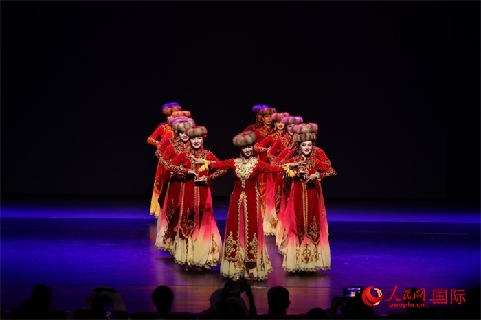 2日在阿聯(lián)酋迪拜舉行的大型音舞詩(shī)畫《新疆是個(gè)好地方》文藝演出。人民網(wǎng)記者任皓宇攝