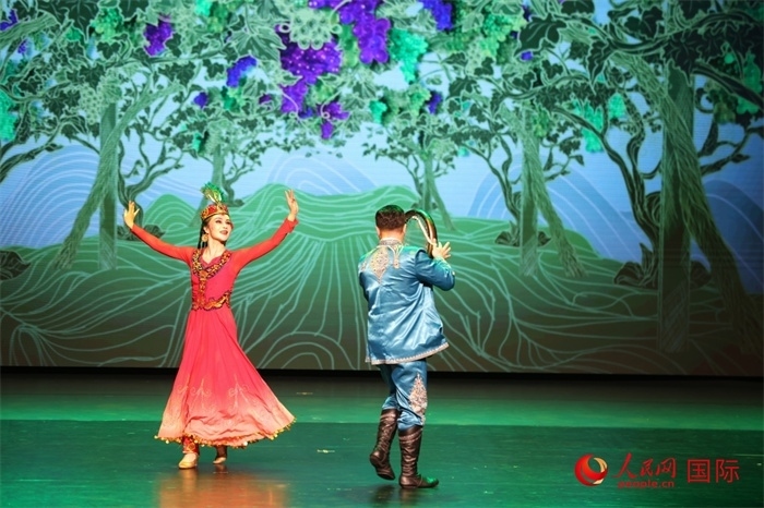 2日在阿聯(lián)酋迪拜舉行的大型音舞詩(shī)畫《新疆是個(gè)好地方》文藝演出。人民網(wǎng)記者 任皓宇攝