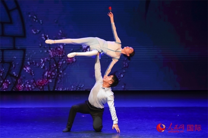 2日在阿聯(lián)酋迪拜舉行的大型音舞詩(shī)畫《新疆是個(gè)好地方》文藝演出。人民網(wǎng)記者 任皓宇攝