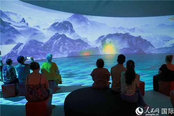 巴西民眾在活動現(xiàn)場觀賞“走進(jìn)中國：沉浸式體驗展”。人民網(wǎng)記者 陳海琪攝