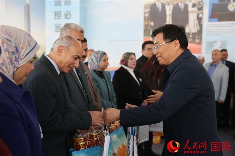 中建埃及分公司董事長常偉才為埃及師生發(fā)放新年禮包。人民網記者 黃培昭攝