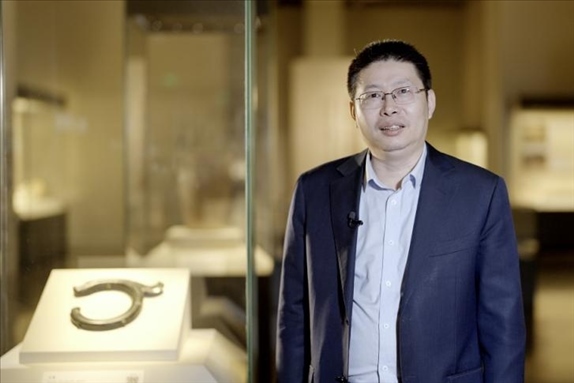中國國家博物館副館長張偉明介紹館藏C形玉龍。
