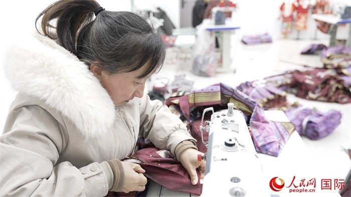 1月24日，在山東省菏澤市曹縣大集鎮(zhèn)云牧服飾有限公司，高燕正在縫制馬面裙。 人民網(wǎng)記者 袁蒙攝