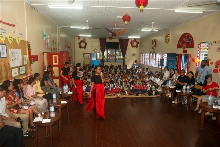 中華學(xué)校學(xué)生表演扇子舞。