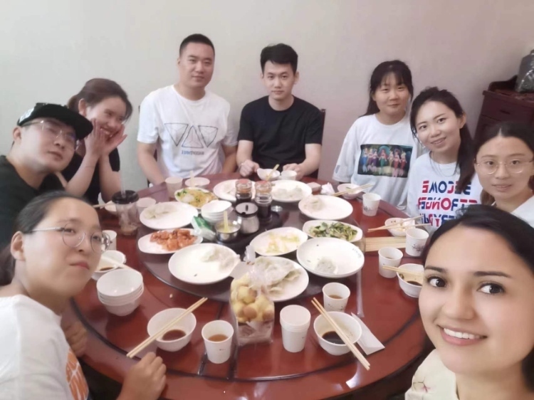 保拉與中國朋友在一起。圖片由受訪者提供