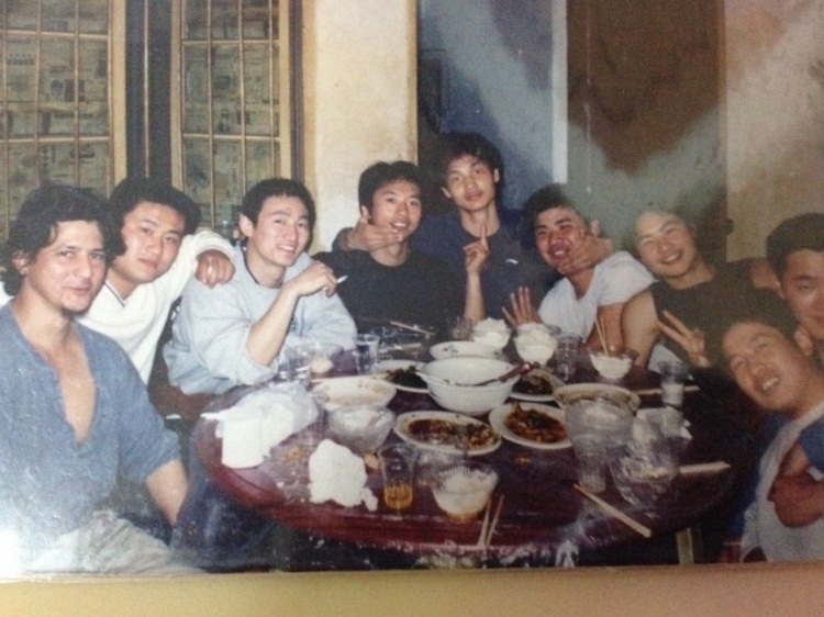 2007 年，卡洛斯·卡斯蒂略（左一）和他的中國朋友在武漢慶祝春節(jié)。圖片由受訪者提供