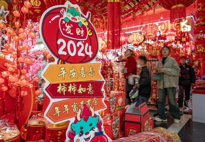 1月11日，顧客在昆明新螺螄灣國際商貿(mào)城選購節(jié)日飾品。新華社記者 陳欣波 攝