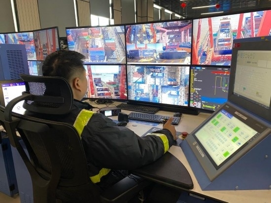 圖為寧波舟山港梅山港區(qū)遠(yuǎn)控操作室內(nèi)，橋吊司機(jī)在遠(yuǎn)程控制橋吊裝卸。新華社記者魏一駿 攝