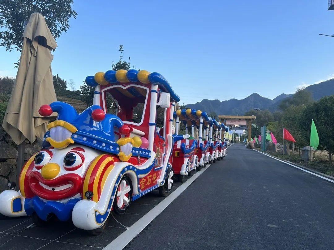 2023年10月，金石村集體出資購(gòu)買了兩輛無軌觀光小火車。紫陽縣融媒體中心供圖