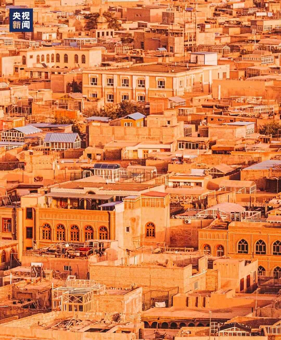 △喀什古城在天山和昆侖山的守護(hù)下，留住了千年前的樣子。