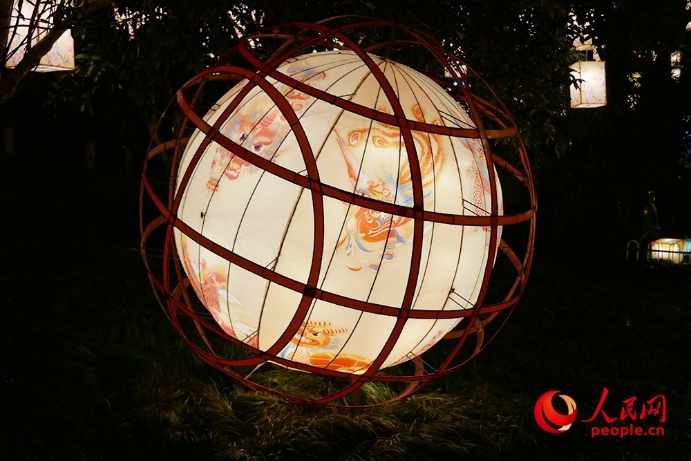 白鷺洲公園展出的燈彩作品。人民網(wǎng)記者 韋衍行攝