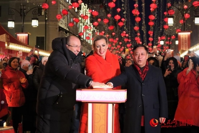 張漢暉、扎哈羅娃、科茲洛夫（從右至左）共同按下活動啟動按鈕。于子恒攝